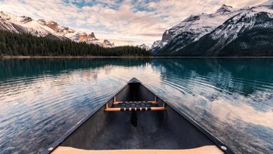 canada_alberta_jasper_jasper-nationaal-park_maligne-meer-kano_shutterstock