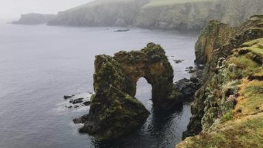 schotland_shetland-eilanden_lerwick_kliffen_rotsen_arch_zee_GettyImages-1191064301