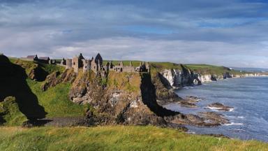 noord_ierland_dunluce_castle_vergezicht_zee_kliffen_tourism_ireland