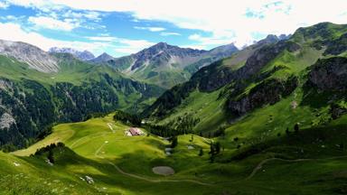 liechtenstein_ratikon_alp-gafadura_gafadurahutte_uitzicht_gebergte_chalet_grasweides_wandelpad_getty