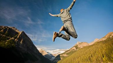 canada_alberta_lake-louise_reiziger_jumpshot_meer_a