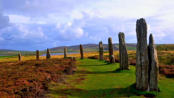 schotland_orkney-eilanden_ring-of-brodgar_stenen_meer_heuvels_GettyImages-976177440
