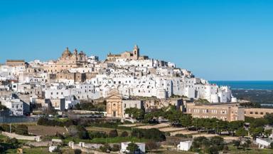 italie_puglia_locorotondo_dorp_gebouwen_skyline_heuvel_getty