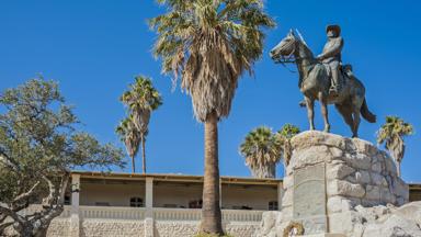 namibie_khomas_windhoek_monument_standbeeld_b.jpg