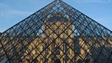 frankrijk_parijs_piramide-van-het-louvre_shutterstock_12886258_