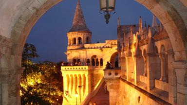 hongarije_budapest_boedapest_vissersbastion_avond_verlicht