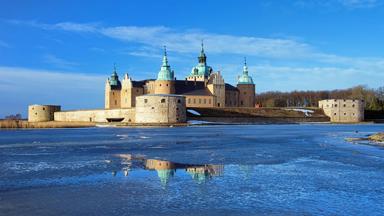 zweden_kalmar_kasteel-kalmar_weerspiegeling_blauwe-lucht_shutterstock