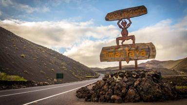 spanje_canarische-eilanden_lanzarote_timanfaya-national-park_ingang_bord_weg_shutterstock