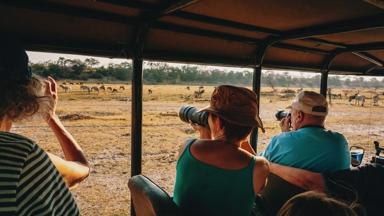 botswana_makgadikgadi-pans-national-park_toeristen_foto-maken_safari_zebra_shutterstock