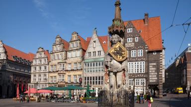 duitsland_noord-duitsland_bremen_marktplein_standbeeld_terras_huizenrij_tramspoor_getty