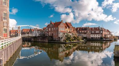 nederland_noord-holland_enkhuizen_binnenstad_brug_shutterstock_1956417826
