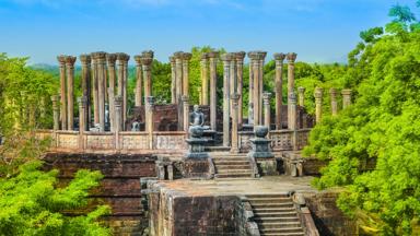 sri-lanka_polonnaruwa_gal-vihara-heiligdom_bouwwerk_tempel_shutterstock