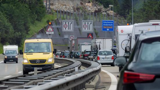 Verkeer op Zwitserse snelweg.