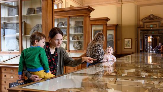 Moeder en kind bekijken collectie Teylers museum