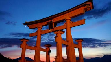 japan_honshu_miyajima_itsukushima-tempel_tori_rode-poort-in-water_avond_6_f