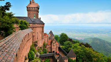 frankrijk_elzas_orschwiller_kasteel-haut-koeningsbourg_burcht_middeleeuwse-vesting_rijnvallei_stophanberg_shutterstock