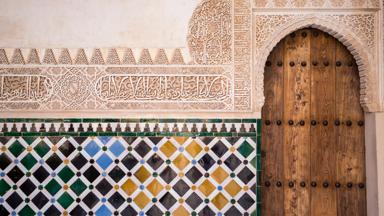 spanje_andalusie_granada_alhambra_moorse-architectuur_gekleurde-tegels_gettyImages-873231800