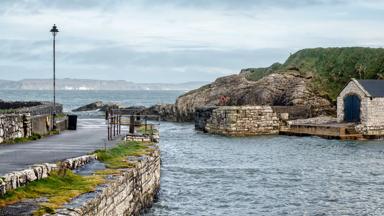 noord-ierland_ballintoy_ijzereilanden_haven_greyjoys_zee_huisje_shutterstock