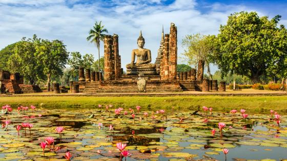 thailand_sukhothai_sukhotai_historical-park_boeddha-beeld_vijver_lotusbloemen_tempel_ruine_shutterstock