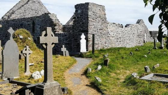 sfeer_ierland_kerry_ring-of-kerry_iveragh-ballinskellig-priory_ruine_kerkhof_graven_tourism-ireland.jpg