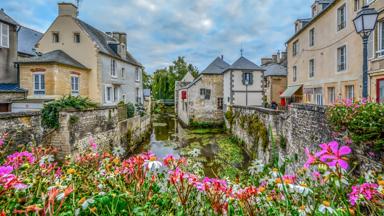 frankrijk_normandie_bayeux_gracht_huizen_shutterstock_1050541298