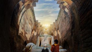 thailand_Sukhothai_Wat Yai Chaimongkol tempel_monnik_GettyImages-1365981892