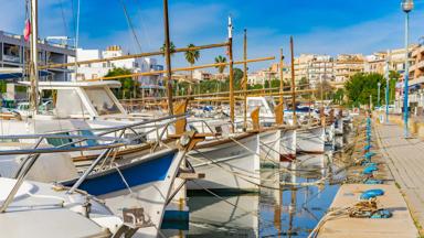 spanje_mallorca_porto-cristo_haven_boot_botenrij_kade_lantaarn_getty