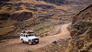 lesotho_sani-pass_jeep_auto_zandweg_rotsen_getty