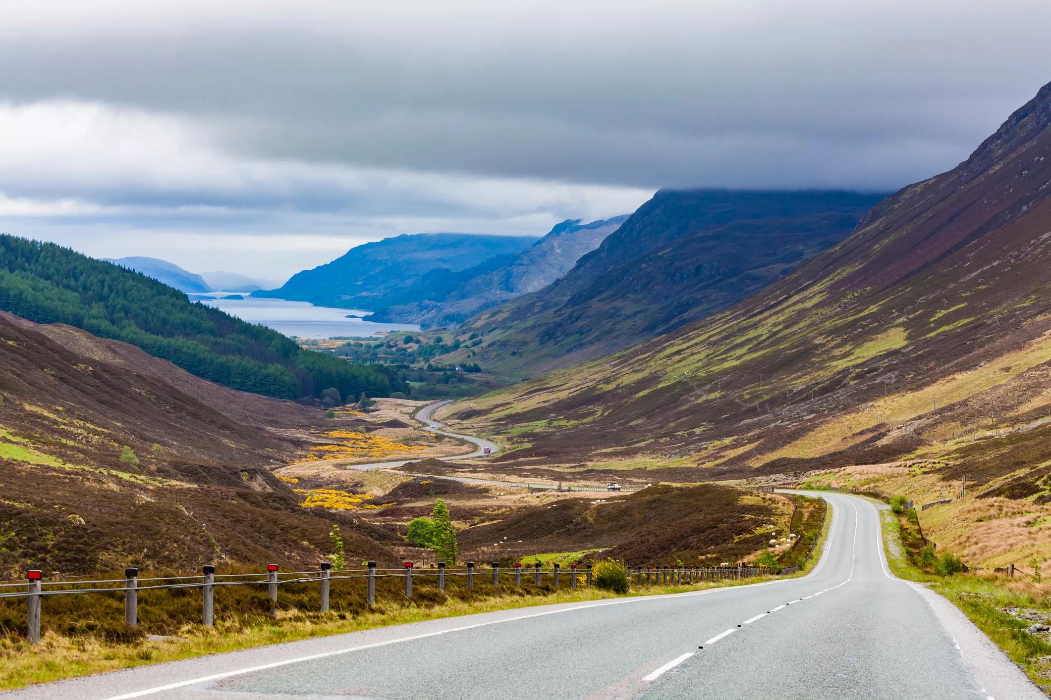 Scotland, Highland, Glen Docherty Valley, A832 road, Loch Maree. North Coast 500, Schotland.