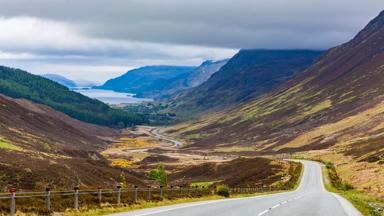 Scotland, Highland, Glen Docherty Valley, A832 road, Loch Maree. North Coast 500, Schotland.