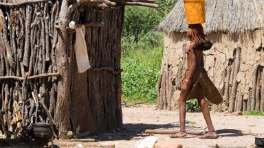 namibie_himbaland_vrouw_himba_hut_b