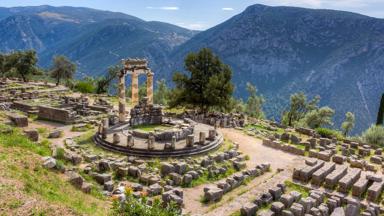 griekenland_centraal-griekenland_delphi_archeologische-vindplaats_athena-pronaia-delphi_GettyImages-157116129.jpg