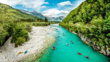 slovenie_nova-gorica_soca_rivier_kajak_bergen_GettyImages-1139498982