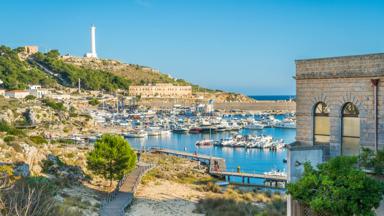 italie_lecce_puglia_santa-maria-di-leuca_haven_boten_heuvels_huizen_rotsen_shutterstock