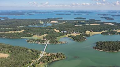 finland_varsinais-suomi_turku_archipelago_eilanden_brug_zee_shutterstock_2009442752