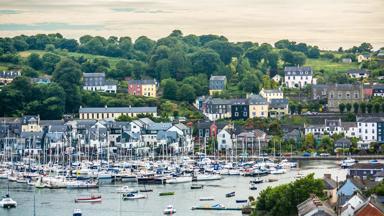 ierland_cork_kinsale_haven_boten_dorp_GettyImages-1133899486