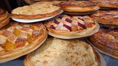 nederland_limburg_vlaai_taart_bakkerij_etalage_eten_GettyImages-841012566