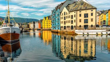 noorwegen_more-og-romsdal_alesund_haven_huizen_boot_shutterstock_1494583154