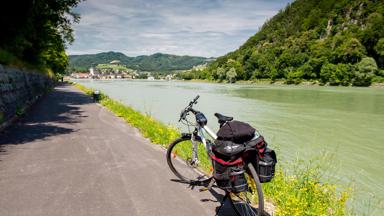 oostenrijk_opper-oostenrijk_grein_donau-rivier_fiets_natuur_shutterstock-1041093322