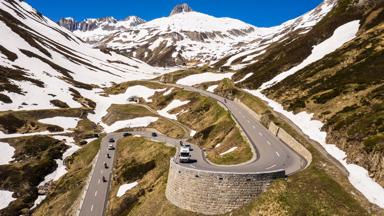 Rijden in de bergen Alpen zomer Oberalp pas Zwitserland Getty Images