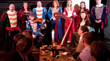 sfeer_ierland_clare_bunratty_castle_folk_park_banquet_acteurs_tourism-ireland