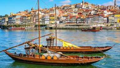 portugal_porto_porto_rivier_bootjes_stad_shutterstock_1930272164