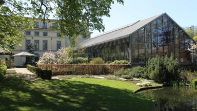 België_Dinant_Hotel_Castel_De_Pont-à-Lesse_Tuin