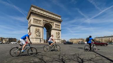 frankrijk_parijs_arc-de-triomphe_fietsen_shutterstock