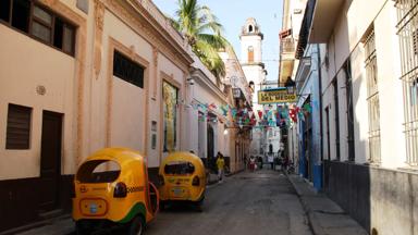 cuba_havana_cocotaxi in straatje_f