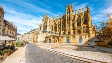 frankrijk_grand-est_metz_kathedraal_terras_straat_plein_shutterstock_1194959020