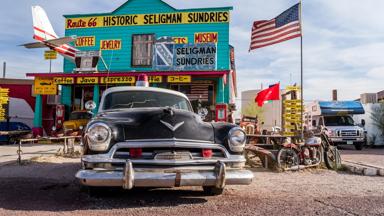verenigde-staten_arizona_seligman_route66_winkel_auto_2_kampioen-fotograaf-maarten-stolp
