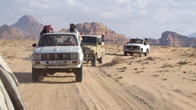 jordanie_wadi rum_jeeps in woestijn_w