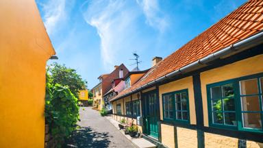 denemarken_bornholm_gudhjem_straat_huizen_shutterstock_1480834961