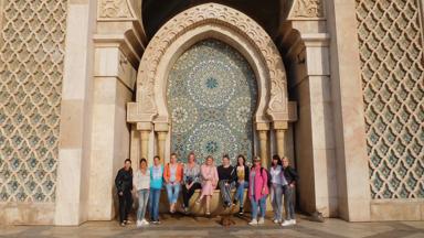 marokko_casablanca-settat_casablanca_hassan-II-moskee_mensen_groepsfoto_mozaiek_boog_d